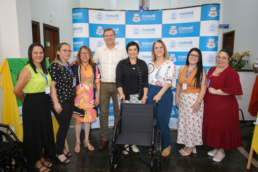 Ao lado de estudantes, prefeito de Itararé (SP), Heliton do Valle, entrega cadeiras de rodas à entidades