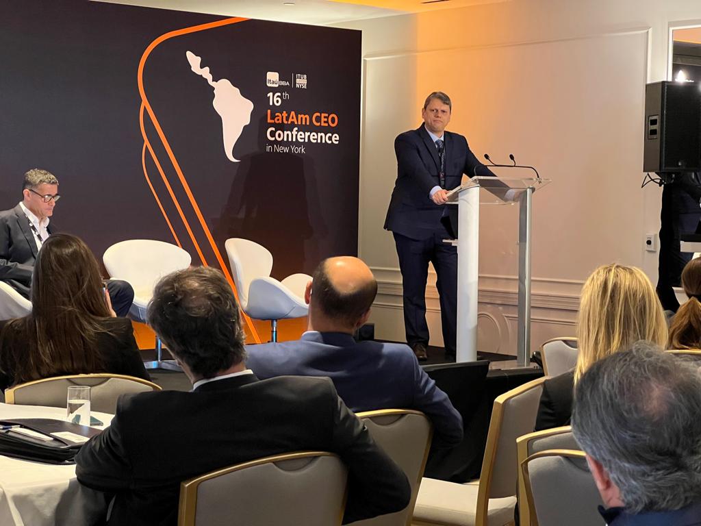 Ao lado do governador Tarcísio, prefeito de Itararé (SP) participa de conferência de fundos bilionários em Nova Iorque