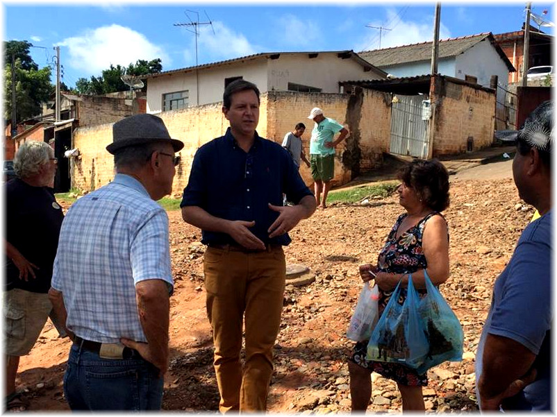 Após fortes chuvas, Heliton visita Novo Horizonte vila nh2