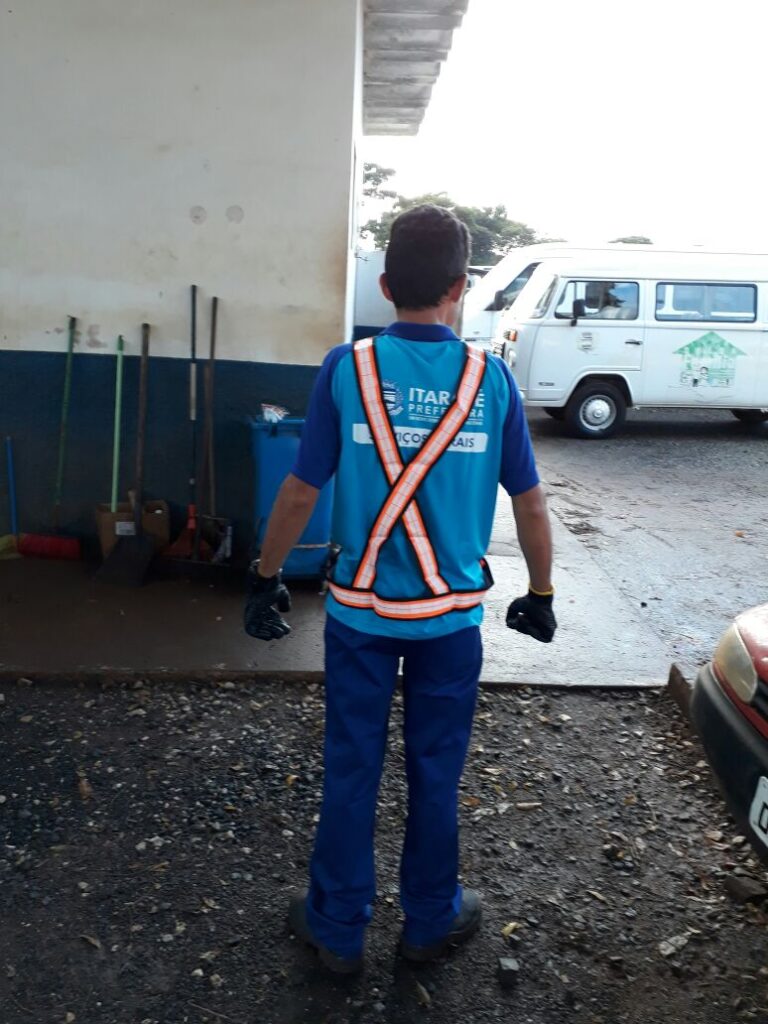 Após quatro anos sem receber benfeitorias, funcionários da Secretaria de Serviços Municipais de Itararé (SP) recebem EPIs do prefeito Funcionário mostra uniforme novo e colete refletivo