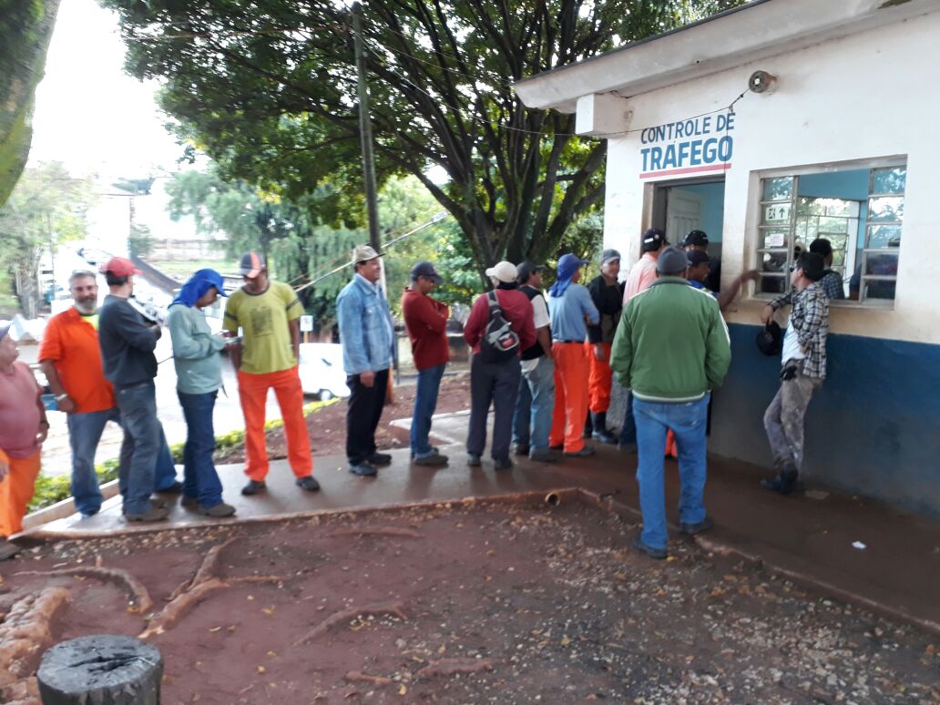 Mais de 80 funcionários retiram EPIs