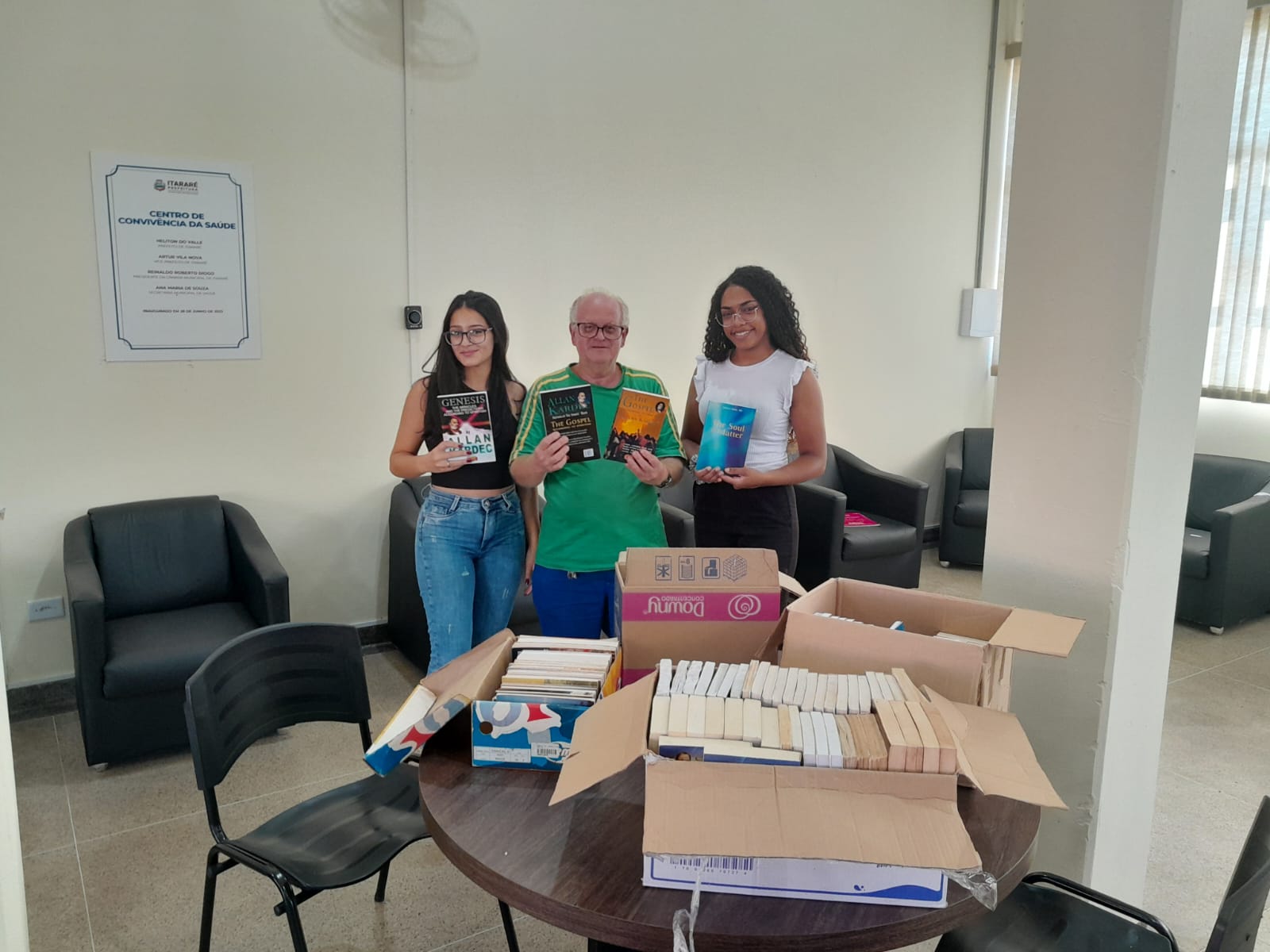 Biblioteca Municipal recebe doação de mais de 150 livros