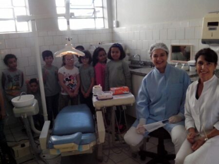 Centro Odontológico de Itararé realiza levantamento da saúde bucal na rede municipal de ensino As dentistas Flavia Polay e Wania Fonte Boa durante a avaliação na escola Maria da Silveira