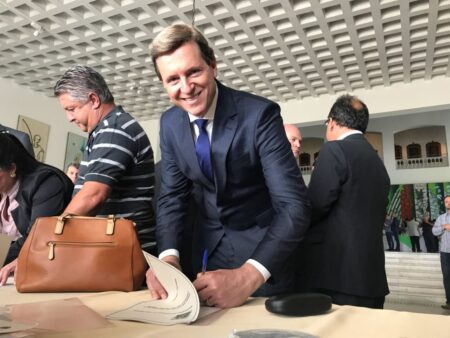 Com apoio de Guilherme Mussi, Heliton do Valle conquista mais um caminhão coletor e compactador de lixo a Itararé (SP)