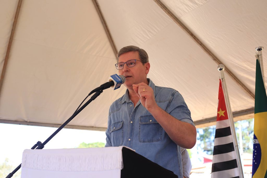 Com mais de R$ 1,4 milhão de investimentos, prefeito de Itararé (SP), Heliton do Valle, inicia pavimentação no distrito de Pedra Branca
