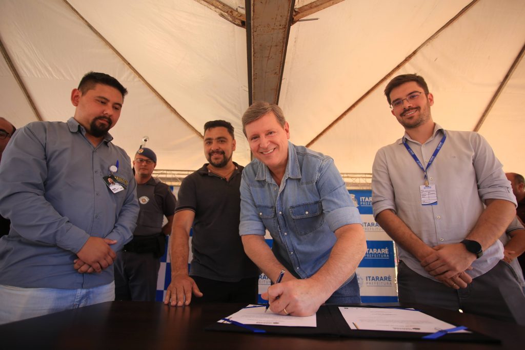 Com mais de R$ 1,4 milhão de investimentos, prefeito de Itararé (SP), Heliton do Valle, inicia pavimentação no distrito de Pedra Branca
