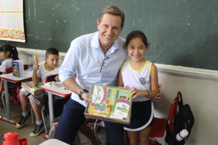 Com recursos próprios, pela primeira vez, alunos da rede municipal de ensino de Itararé (SP) recebem materiais escolares de qualidade e diversificados Com recursos próprios, pela primeira vez, alunos da rede municipal de ensino de Itararé (SP) recebem materiais escolares de qualidade e diversificados