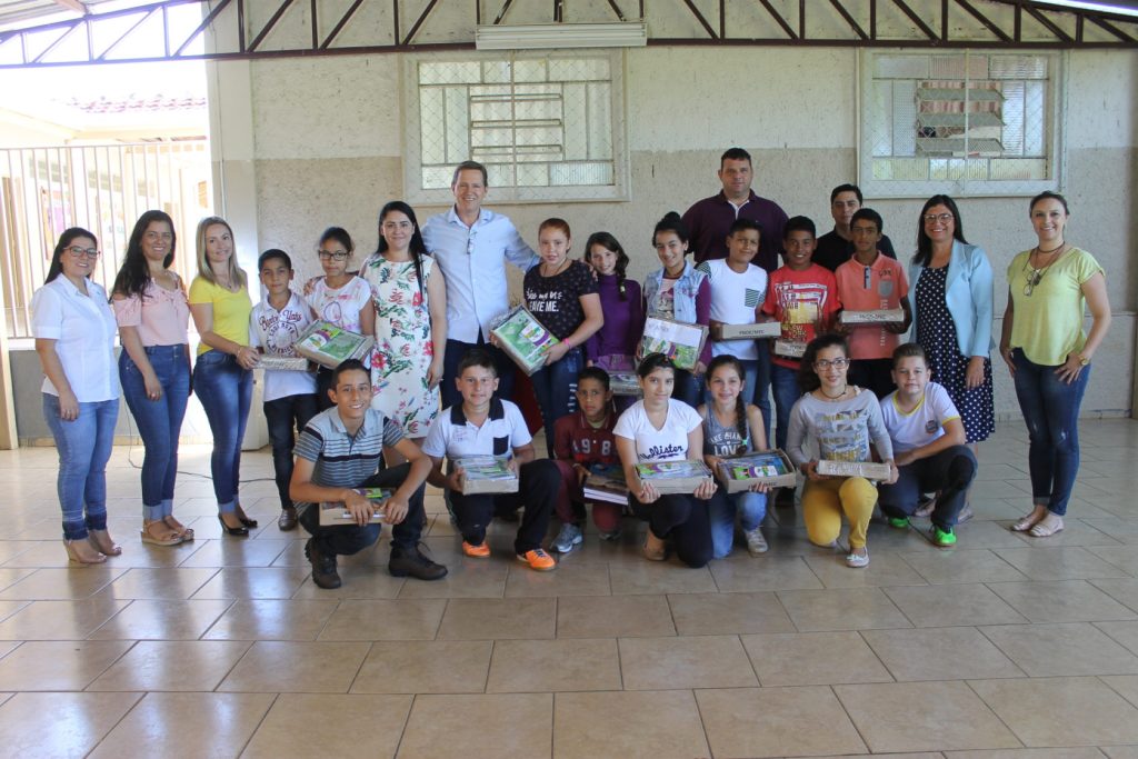 Com recursos próprios, pela primeira vez, alunos da rede municipal de ensino de Itararé (SP) recebem materiais escolares de qualidade e diversificados