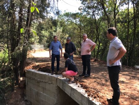 Com recursos próprios, prefeito de Itararé (SP) refaz ponte da zona rural Com recursos próprios, prefeito de Itararé (SP) refaz ponte da zona rural