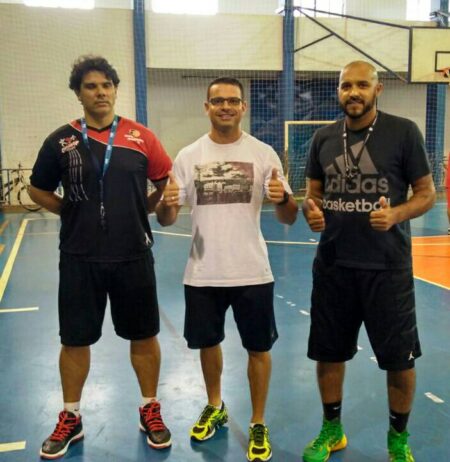 Coordenador de Esportes é elogiado no plenário da Câmara Atenção dada por Jefferson (ao centro) a todas as modalidades chamou a atenção do vereador