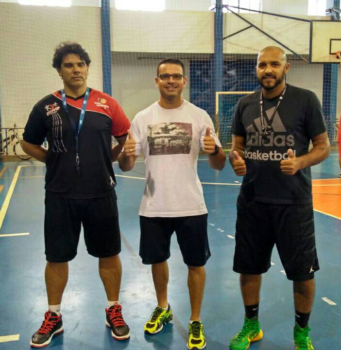 Coordenador de Esportes é elogiado no plenário da Câmara Atenção dada por Jefferson (ao centro) a todas as modalidades chamou a atenção do vereador