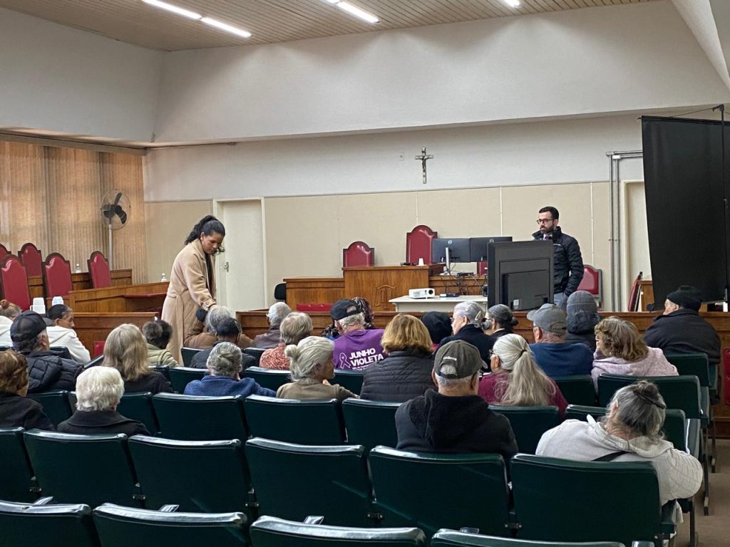 CRAS Centenário e CRAS Novo Horizonte realizam atividade do ‘Junho Violeta’ com idosos em parceria com o Fórum de Itararé (SP)