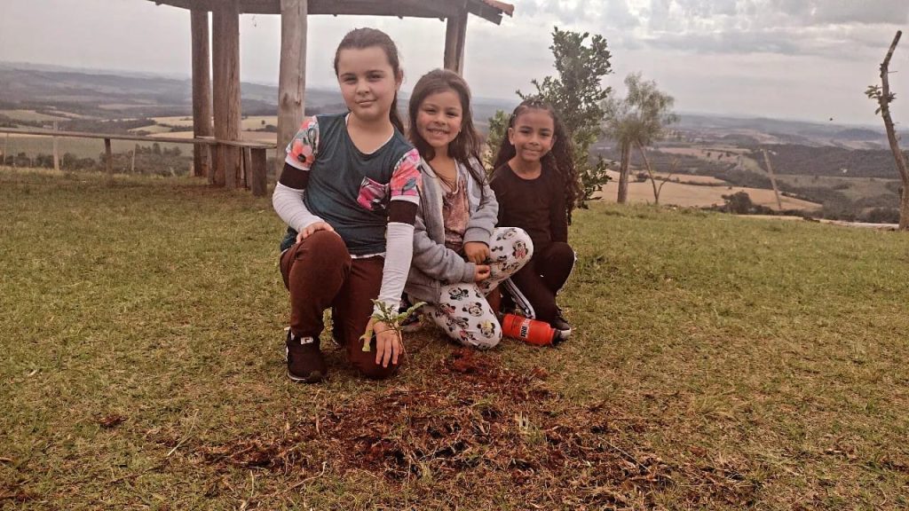 Dia da Árvore: Em Itararé (SP), alunos da Rede Municipal de Ensino plantam mais de 50 mudas em alusão à data