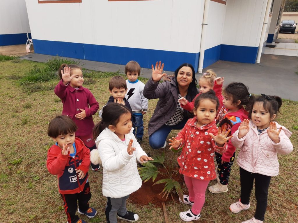 Dia da Árvore: Em Itararé (SP), alunos da Rede Municipal de Ensino plantam mais de 50 mudas em alusão à data