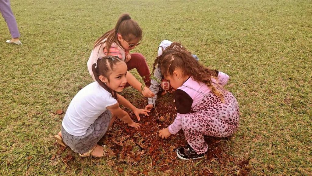 Dia da Árvore: Em Itararé (SP), alunos da Rede Municipal de Ensino plantam mais de 50 mudas em alusão à data