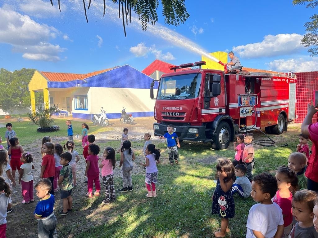 E.M. Dulce de Paula Carneiro de Itararé (SP) realiza projeto Profissões E.M. Dulce de Paula Carneiro de Itararé (SP) realiza projeto Profissões