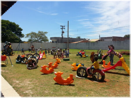 E.M Dulce de Paula Carneiro inaugura parquinho parque