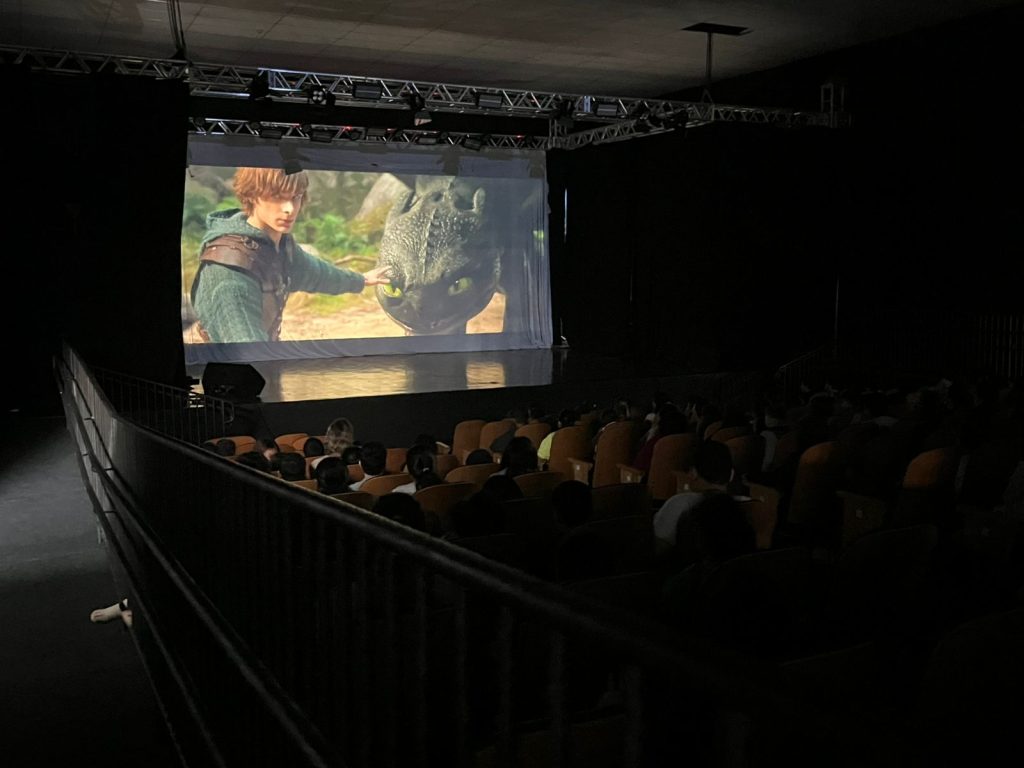E.M Maria da Silveira Vasconcelos promove sessão de cinema no Teatro Sylvio Machado em comemoração ao Dia das Crianças