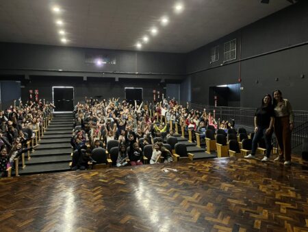 E.M Maria da Silveira Vasconcelos promove sessão de cinema no Teatro Sylvio Machado em comemoração ao Dia das Crianças E.M Maria da Silveira Vasconcelos promove sessão de cinema no Teatro Sylvio Machado em comemoração ao Dia das Crianças