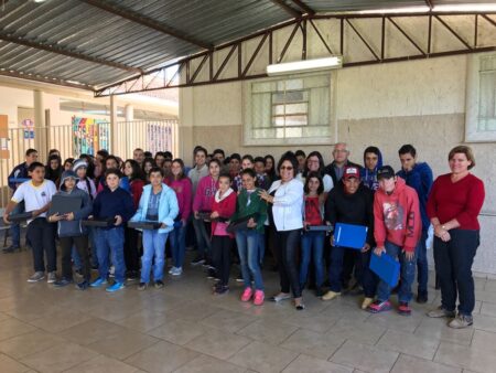 Educação de Itararé entrega kits aos alunos na volta às aulas Educação de Itararé entrega kits aos alunos na volta às aulas