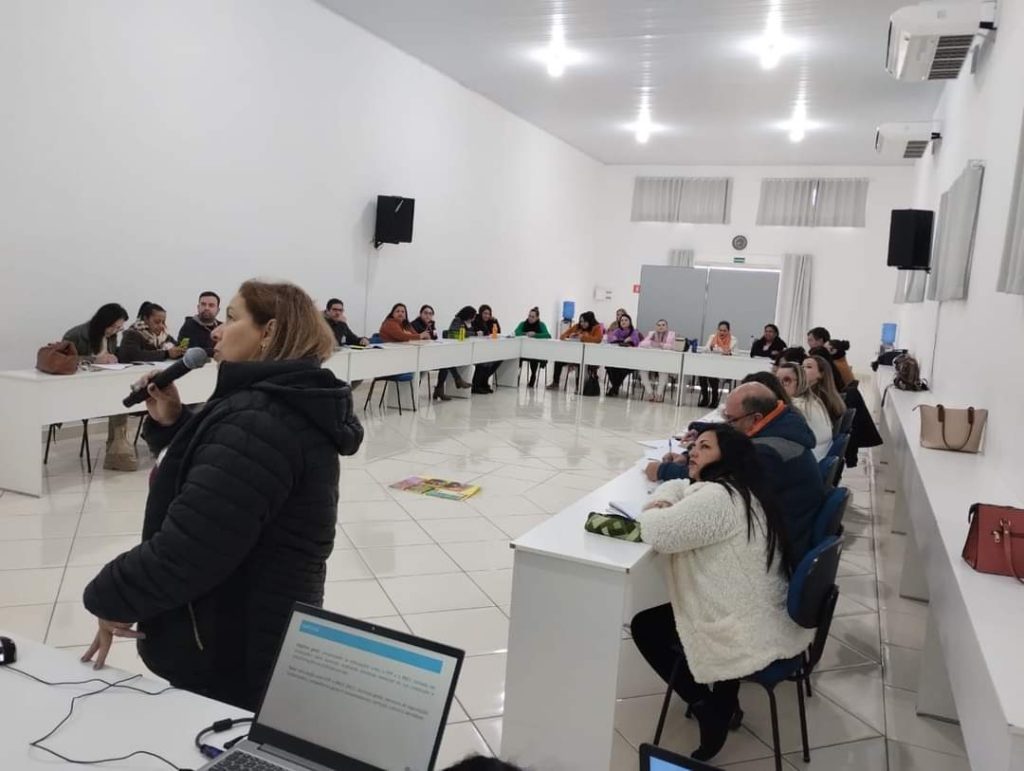 Educação de Itararé (SP) promove capacitação para revisão do Projeto Político Pedagógico