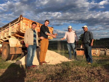 Na entrega, que foi acompanhada pelo secretário municipal de Agricultura, Castelar Pimentel e sua equipe e o vereador Tião do Bairro, foram doados 1,5 tonelada para o proprietário da fazenda Canaã, Valdecir de Moura