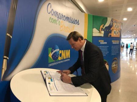 Em Brasília, prefeito de Itararé (SP), Heliton do Valle, participa da XXI Marcha em Defesa dos Municípios Em Brasília, prefeito de Itararé (SP), Heliton do Valle, participa da XXI Marcha em Defesa dos Municípios