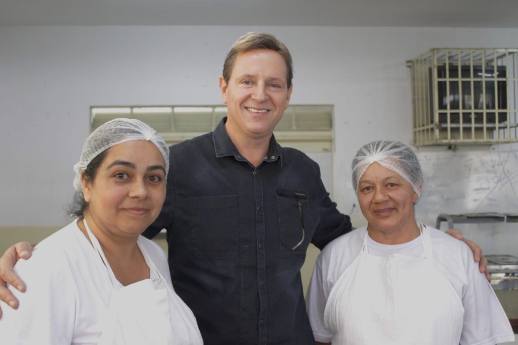 Em comemoração ao ‘Dia da Cozinheira’, Heliton do Valle participa de almoço com profissionais da área e fiscaliza merenda em Itararé (SP) Em comemoração ao ‘Dia da Cozinheira’, Heliton do Valle participa de almoço com profissionais da área e fiscaliza merenda em Itararé (SP)