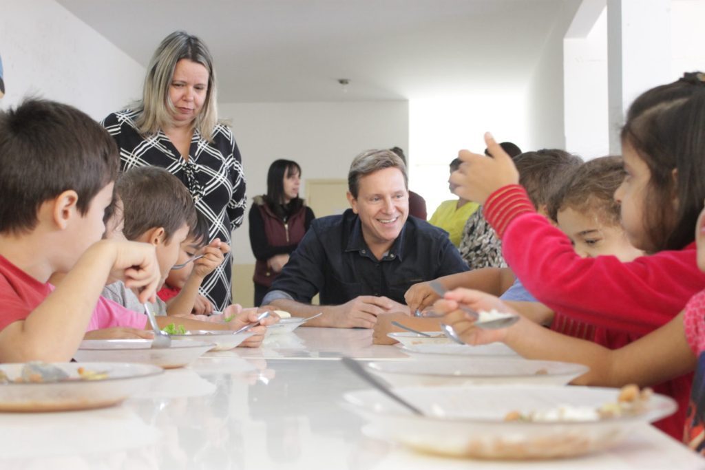 Em comemoração ao ‘Dia da Cozinheira’, Heliton do Valle participa de almoço com profissionais da área e fiscaliza merenda em Itararé (SP)