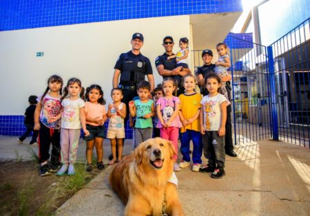 Em comemoração ao Dia do Trabalho, GCM de Itararé (SP) é homenageada pelos alunos da E.M. Dulce de Paula Carneiro