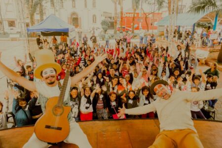 Em Itararé (SP), mesmo com chuva, Teatro a Bordo lota praça São Pedro