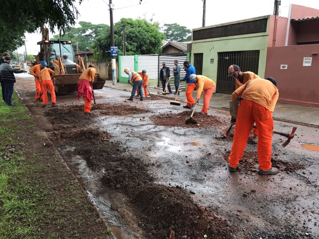 Em menos de seis meses de gestão, prefeito de Itararé (SP) inicia pavimentação no Jardim Alvorada Local estava com asfalto precário há anos