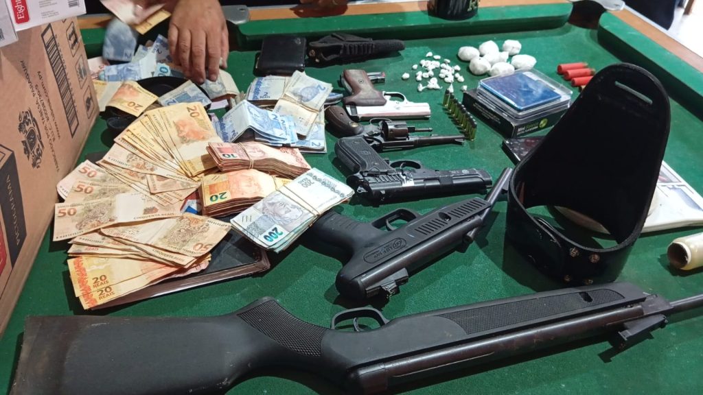 Em operação conjunta, Polícia Militar e GCM de Itararé (SP) prende duas pessoas, drogas, armas e mais de 50 munições em Apiaí (SP)
