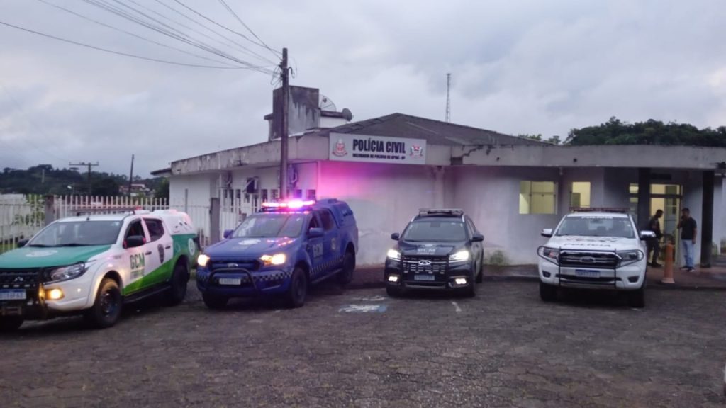 Em operação conjunta, Polícia Militar e GCM de Itararé (SP) prende duas pessoas, drogas, armas e mais de 50 munições em Apiaí (SP)