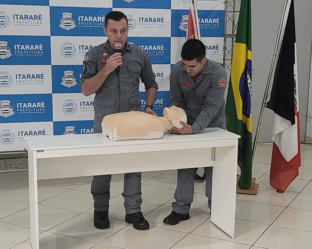 Em parceria com o Corpo de Bombeiros, Educação de Itararé (SP) promove capacitação em primeiros socorros a profissionais da rede municipal e particular de Ensino