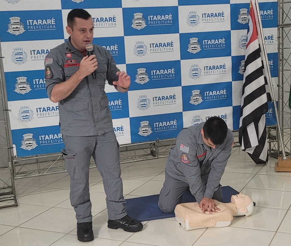 Em parceria com o Corpo de Bombeiros, Educação de Itararé (SP) promove capacitação em primeiros socorros a profissionais da rede municipal e particular de Ensino