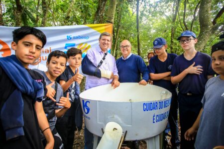 Em parceria com Sabesp, Prefeitura de Itararé (SP) realiza soltura de 7000 peixes no Córrego da Prata