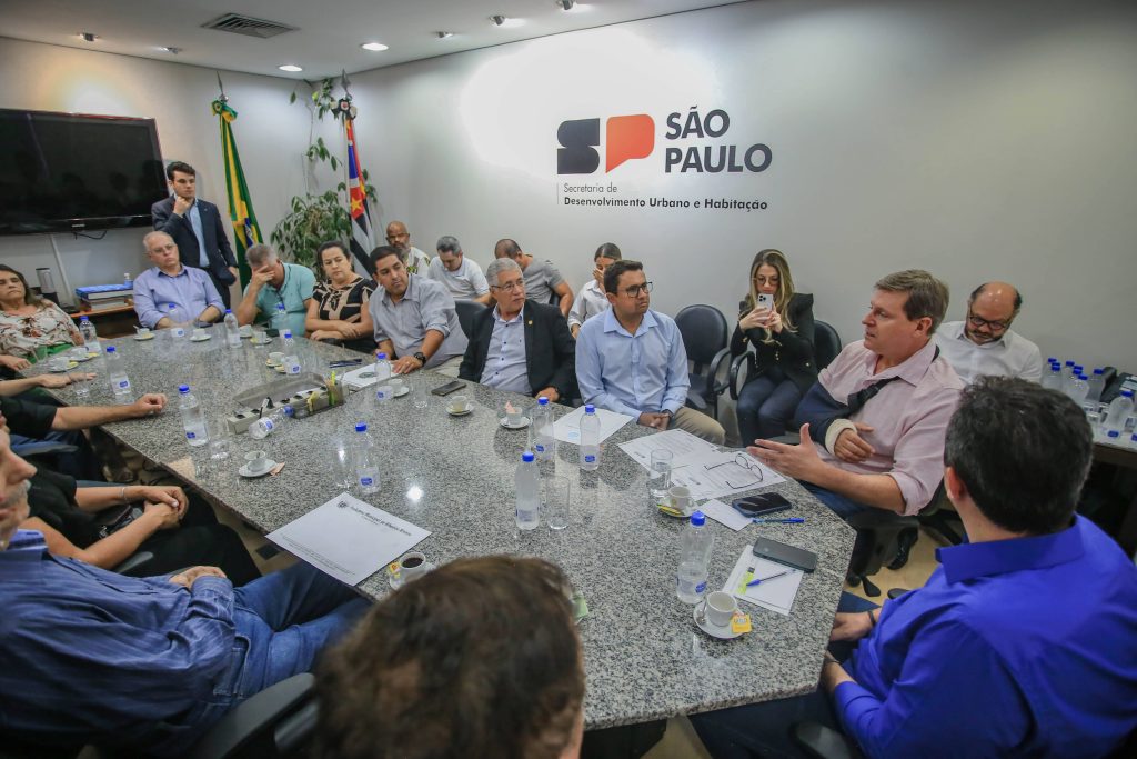 Em São Paulo, prefeito de Itararé (SP) articula novas moradias populares junto ao CDHU