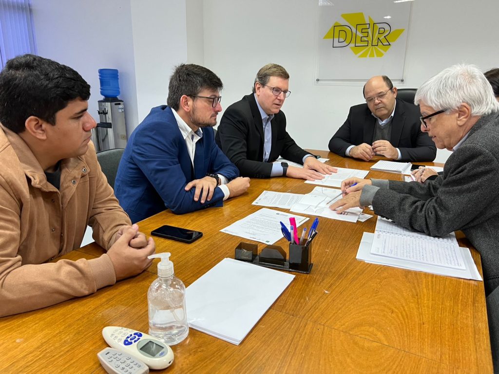 Em São Paulo, prefeito de Itararé (SP), Heliton do Valle, despacha demandas com superintendente do DER-SP