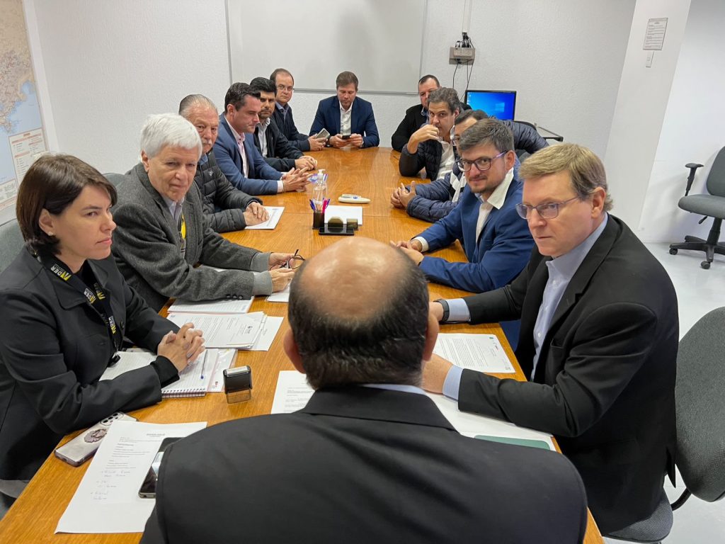 Em São Paulo, prefeito de Itararé (SP), Heliton do Valle, despacha demandas com superintendente do DER-SP