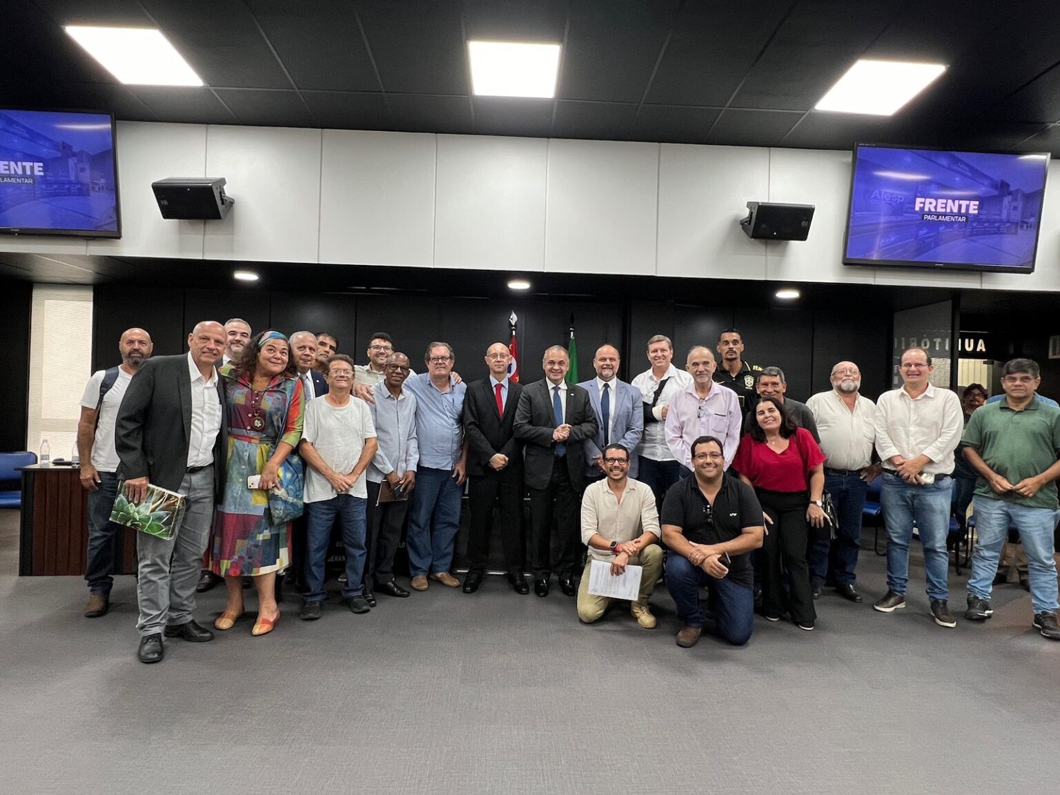 Em São Paulo, prefeito de Itararé (SP) participa de reunião da Frente Parlamentar pelo Desenvolvimento Regional