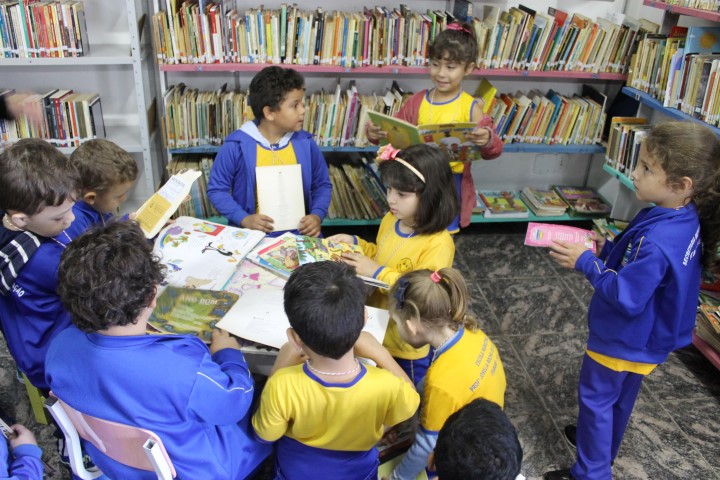 Estudantes da EM Dilermando visitam Biblioteca Municipal Alunos do Pré II apreciam momentos de leitura
