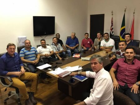 Para o prefeito, a união faz a força. “É aquele velha frase, sozinhos somos bons, juntos somos fortes e imbatíveis”, parafraseia.