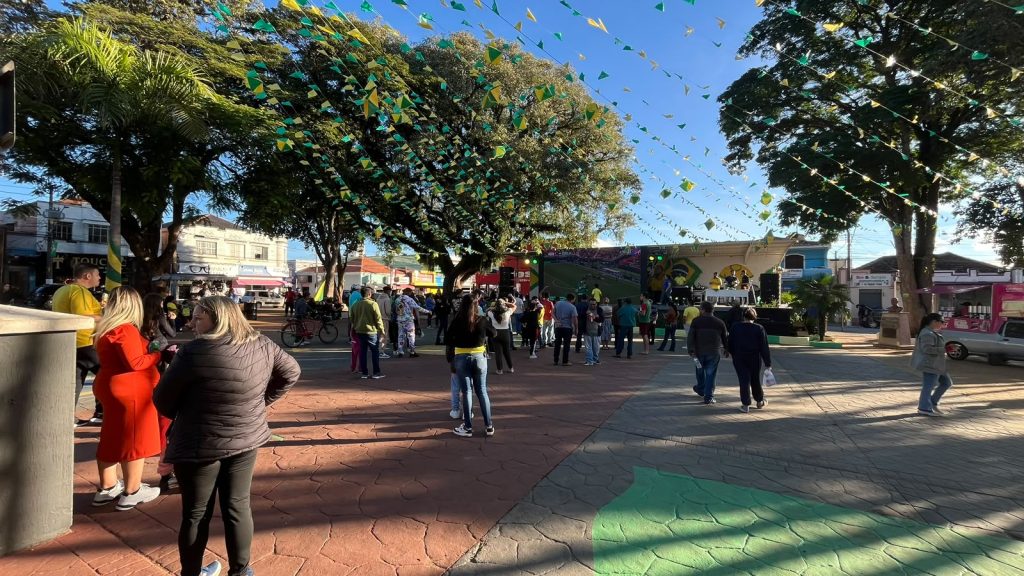 Fun Fest reúne grande público e transforma praça em arquibancada da torcida brasileira em Itararé