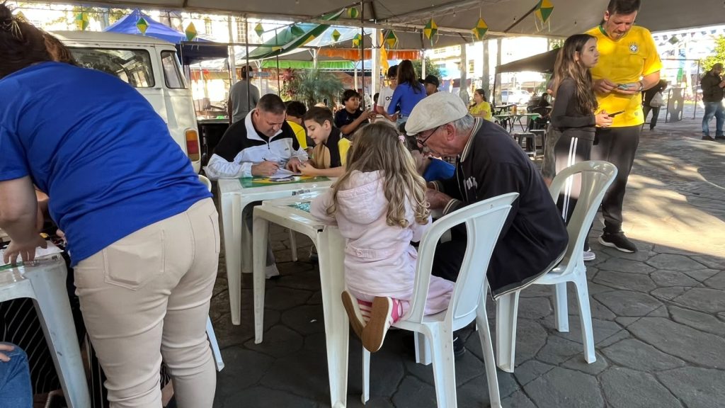 Fun Fest reúne grande público e transforma praça em arquibancada da torcida brasileira em Itararé