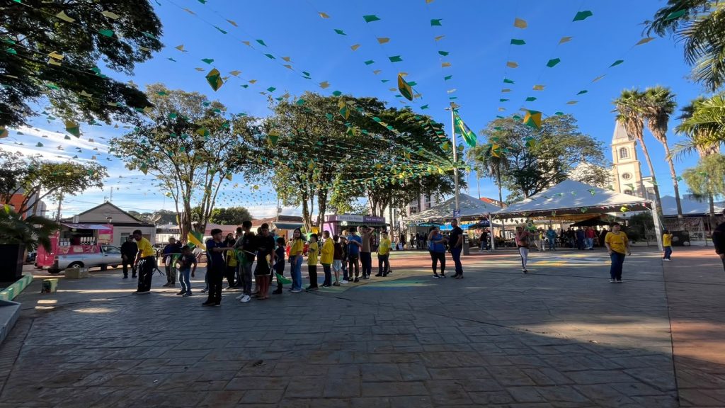 Fun Fest reúne grande público e transforma praça em arquibancada da torcida brasileira em Itararé