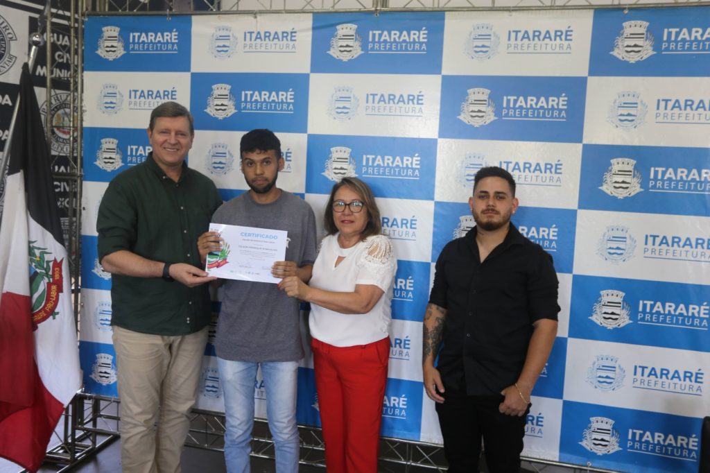Fundo Social de Itararé (SP) realiza formatura do Curso de Barbeiro