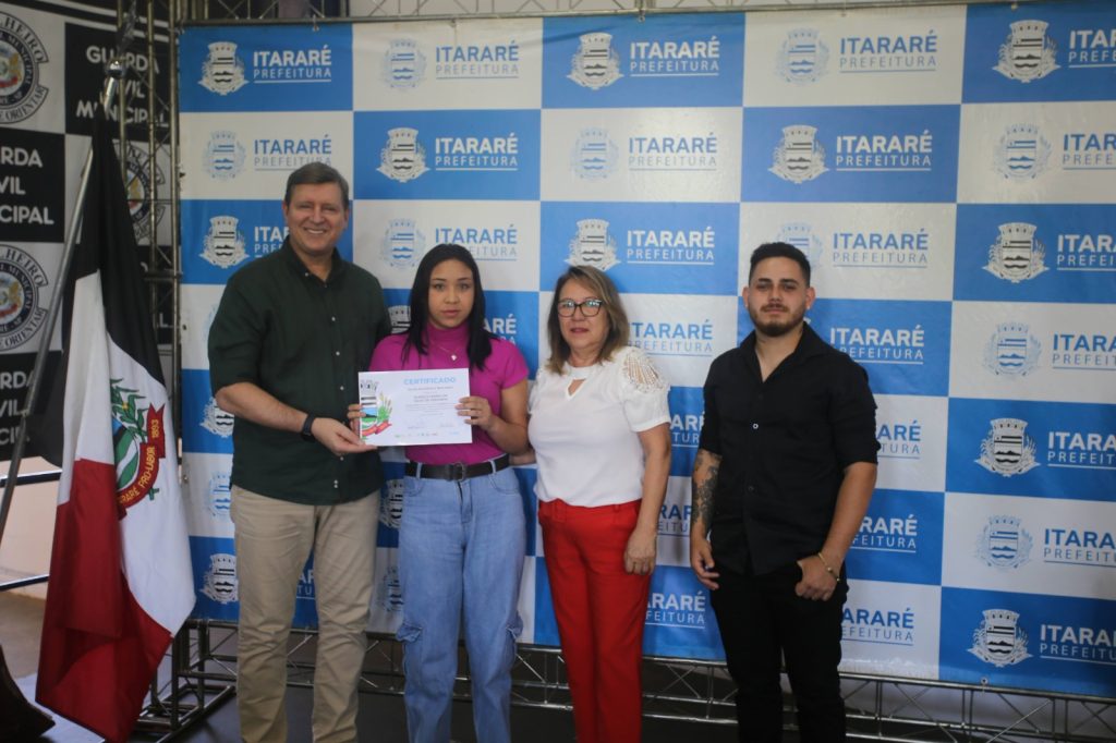 Fundo Social de Itararé (SP) realiza formatura do Curso de Barbeiro