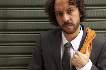 O cantor e compositor, Gabriel, o Pensador, apresenta seu oitavo e mais recente álbum Sem Crise, o primeiro de inéditas em sete anos.