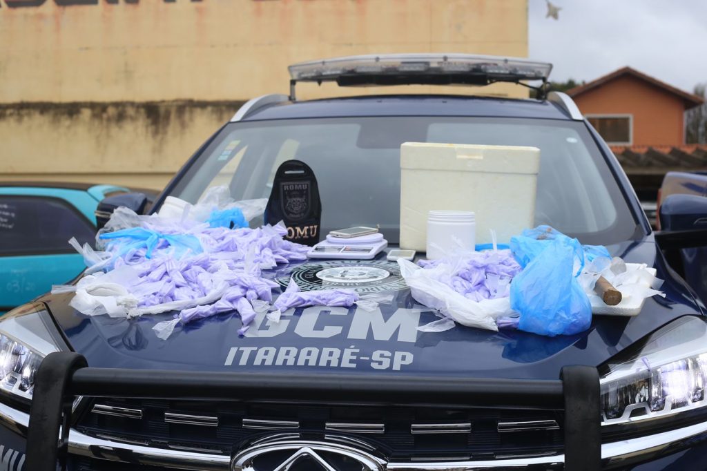 GCM de Itararé (SP) apreende mais de 6.600 pinos de cocaína na Vila Novo Horizonte GCM de Itararé (SP) apreende mais de 6.600 pinos de cocaína na Vila Novo Horizonte